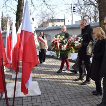 Pamięć o powstańcach styczniowych. Kwiaty złożone pod Krzyżem Powstańczym w Radomsku