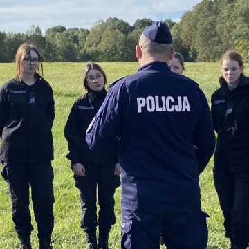 [WIDEO] Manewry klas mundurowych ZSP 1 w Radomsku. Praktyczna lekcja poszukiwania zaginionych