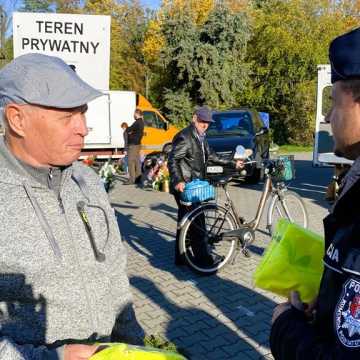 Dla poprawy bezpieczeństwa. Elementy odblaskowe od radomszczańskiej policji i Urzędu Miasta