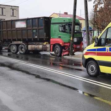 Wypadek w centrum Kamieńska. 25-latek został przewieziony do szpitala