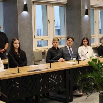 Młodzieżowa Rada Miasta Radomska zainaugurowała działalność. Wybrano przewodniczącego i prezydium