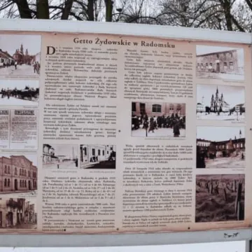 Kwiaty w rocznicę wyzwolenia Auschwitz 