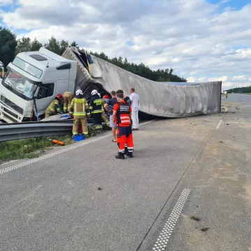 Przewrócona ciężarówka na A1 przygniotła auto osobowe. W środku małe dziecko
