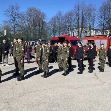 Foto budka, pokazy, poznawanie szkoły. Dzień  Otwarty w ZSP w Kamieńsku