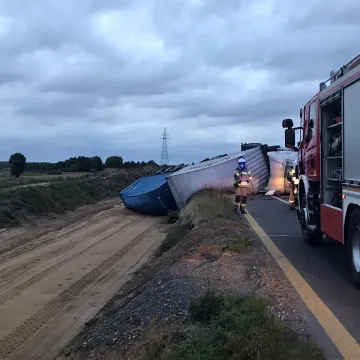 Utrudnienia na DK1 w Kamieńsku. Kierowca tira zasnął