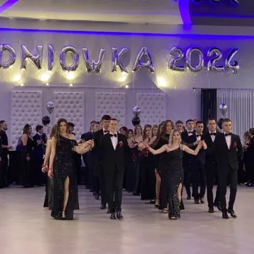 Szampańska zabawa studniówkowa ZSE w Radomsku