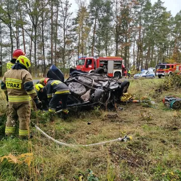 Nietrzeźwi pasażerowie, nadmierna prędkość. Opel wypadł z drogi