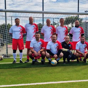 Policjanci w sportowej rywalizacji z uczniami PSP nr 9 w Radomsku