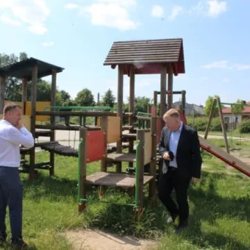 Sprawdzili jak wyglądają place zabaw w Radomsku