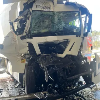 Zderzenie trzech ciężarówek. Droga w kierunku Łodzi zablokowana