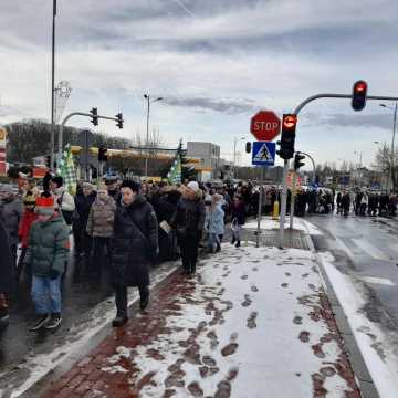 [WIDEO] Orszak Trzech Króli 2025 w Radomsku. „Kłaniajcie się królowie!”