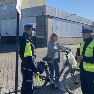 Dla poprawy bezpieczeństwa. Elementy odblaskowe od radomszczańskiej policji i Urzędu Miasta