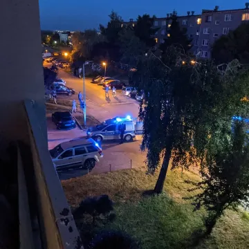 Dachowanie osobówki na drodze osiedlowej w Radomsku