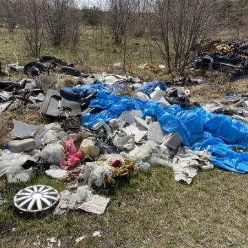 Gm. Gomunice: składowisko odpadów „wyrosło” nieopodal lasu