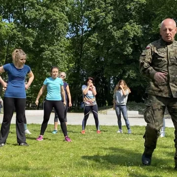 Żołnierze uczą w Radomsku kobiety podstaw samoobrony