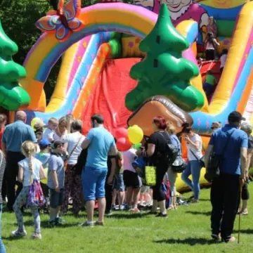 Barwny korowód z okazji Dnia Dziecka