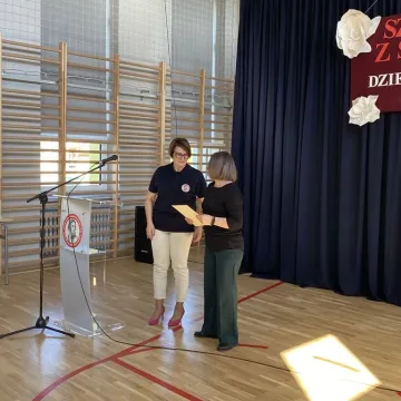 Foto budka, pokazy, poznawanie szkoły. Dzień  Otwarty w ZSP w Kamieńsku