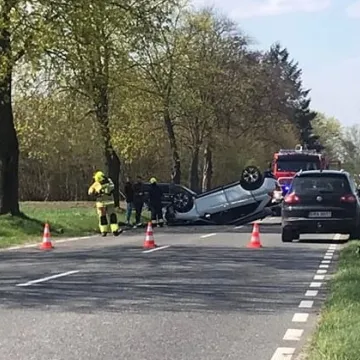 [AKTUALIZACJA] W Silniczce dachował samochód. Cztery osoby w szpitalu