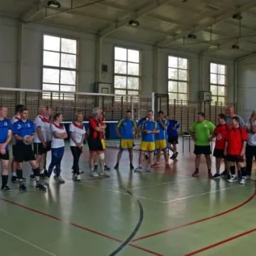 Samorządowcy zagrali w siatkówkę