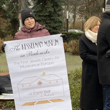 Chanuka w Radomsku. Było odpalenie świec, śpiew i pączki