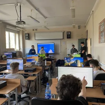 Jak chronić się przed zagrożeniami w sieci? Warsztaty dla seniorów w ZSE-E w Radomsku