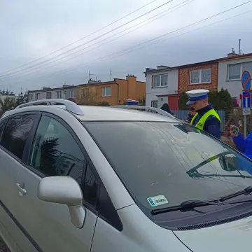 Policjanci wręczają walentynkowe lizaki. I kontrolują kierowców...