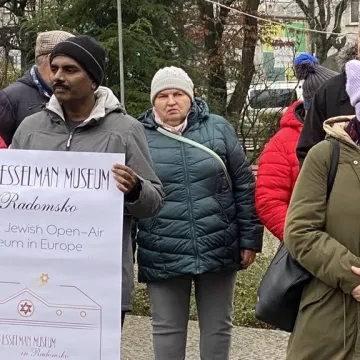 Chanuka w Radomsku. Było odpalenie świec, śpiew i pączki