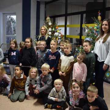 Mikołajki w MBP w Radomsku. Były prezenty i wspólne ubieranie choinek