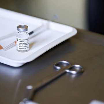 Osoby po 50. roku życia i medycy będą mogli otrzymać trzecią dawkę szczepionki