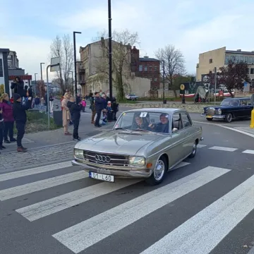 Zlot i parada zabytkowych samochodów w Święto Niepodległości w Radomsku