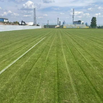 Znika trybuna główna na stadionie przy Brzeźnickiej 26