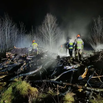 Płonął stos drewna i gałęzi. Interweniowały lokalne jednostki OSP