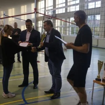 Samorządowcy grali w siatkówkę