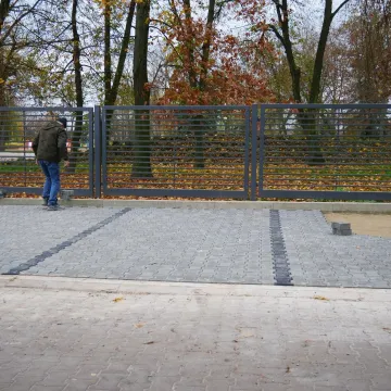Trwa remont parkingu pomiędzy MDK, a parkiem Świętojańskim w Radomsku