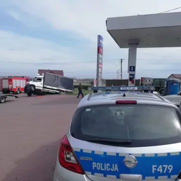 Samochód stoczył się do oczka wodnego