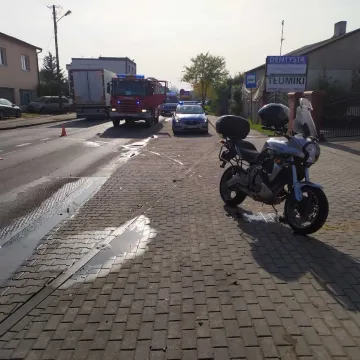Motocyklista zderzył się z samochodem osobowym