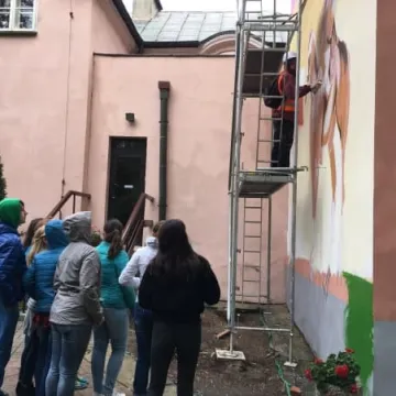 Malowanie muralu w bibliotece rozpoczęte