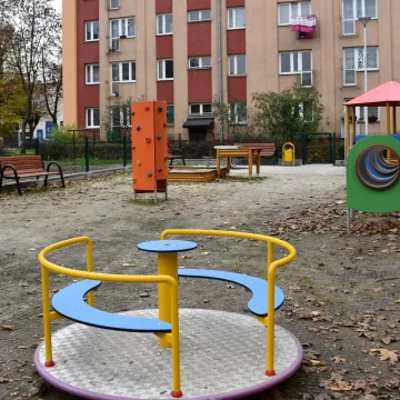 Piotrków Tryb.: Powstał nowy plac zabaw