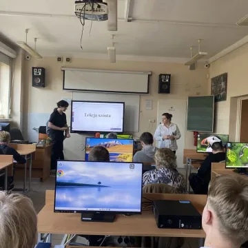 Jak chronić się przed zagrożeniami w sieci? Warsztaty dla seniorów w ZSE-E w Radomsku