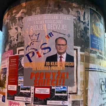 Plakaty obwiniają prezydenta Ferenca i nowego koalicjanta z PIS za podwyżkę za odbiór śmieci