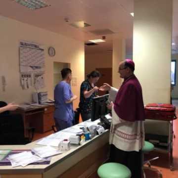 Wizyta ks. bp Andrzeja Przybylskiego w Światowy Dzień Chorego w szpitalu w Radomsku
