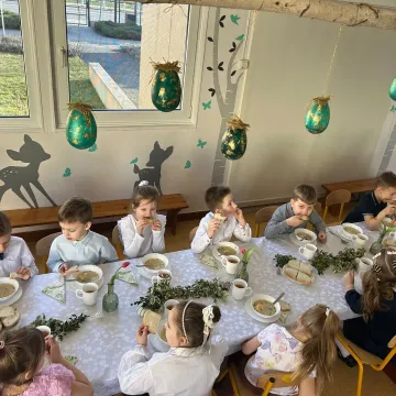 Zajączek ukrył się w PP nr 5 w Radomsku. Dzieci ruszyły na poszukiwania