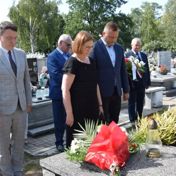 Kwiaty i zaduma w 86. rocznicę wybuchu wojny