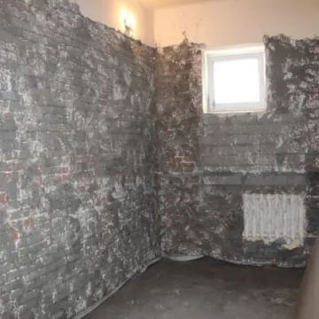  Pomimo wakacji w szkołach praca wre