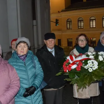 Modlitwa i złożenie kwiatów. Radomsko upamiętnia ofiary stanu wojennego