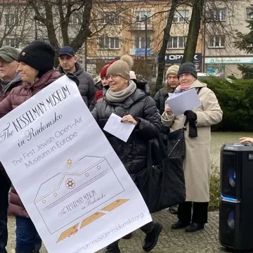 Chanuka w Radomsku. Było odpalenie świec, śpiew i pączki