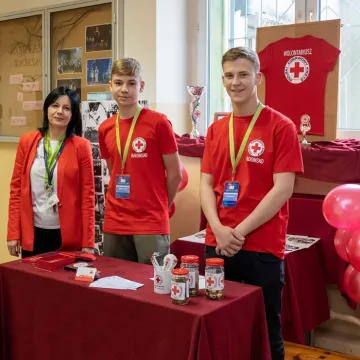 Elektryk kusił ósmoklasistów