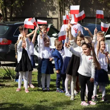 Na nowym maszcie PP4 w Radomsku powiewa już biało-czerwona flaga