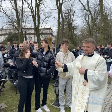 Tłumy motocyklistów i mieszkańców w Strzałkowie. Kolejna Moto Święconka za nami