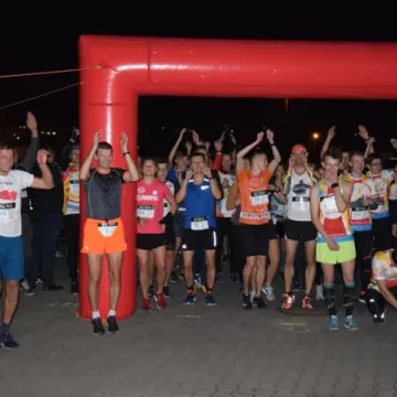 Nocne bieganie po placu targowym 